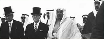 初出荷記念式典：左より岡崎相談役、山下社長、アブドッラー首長、サウード国王の画像が表示されています。