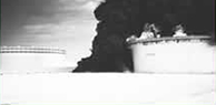 被弾、炎上する原油貯蔵タンクの画像が表示されています。