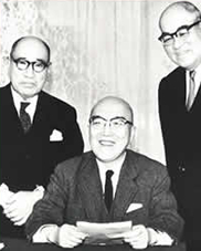 記者発表する当社首脳陣
